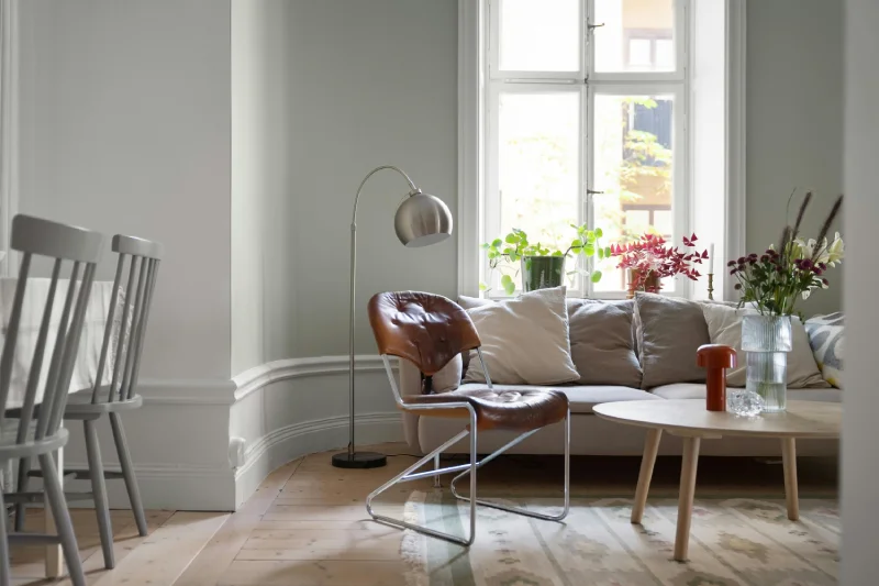 Salon w stylu Lagom – lniane tekstylia i naturalne oświetlenie