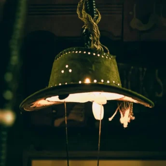 Designerska lampa wykonana z kapelusza