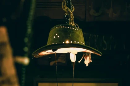 Designerska lampa wykonana z kapelusza
