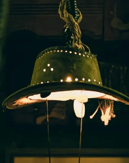 Designerska lampa wykonana z kapelusza