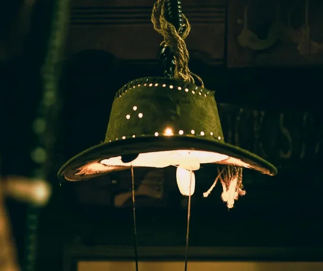 Designerska lampa wykonana z kapelusza