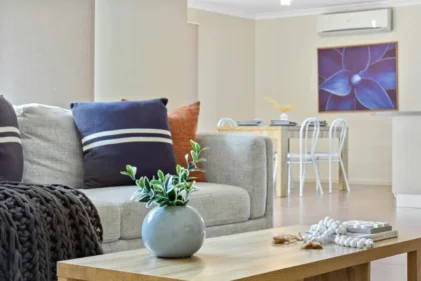 Jasny i uporządkowany salon przygotowany do szybkiej sprzedaży metodą home stagingu.