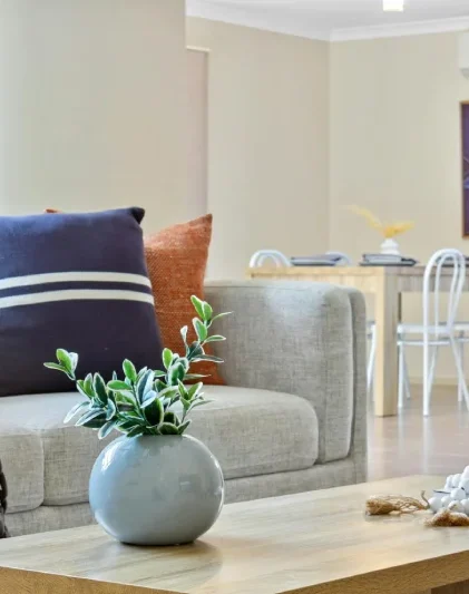 Jasny i uporządkowany salon przygotowany do szybkiej sprzedaży metodą home stagingu.