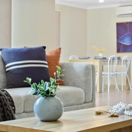 Jasny i uporządkowany salon przygotowany do szybkiej sprzedaży metodą home stagingu.