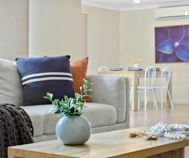 Jasny i uporządkowany salon przygotowany do szybkiej sprzedaży metodą home stagingu.