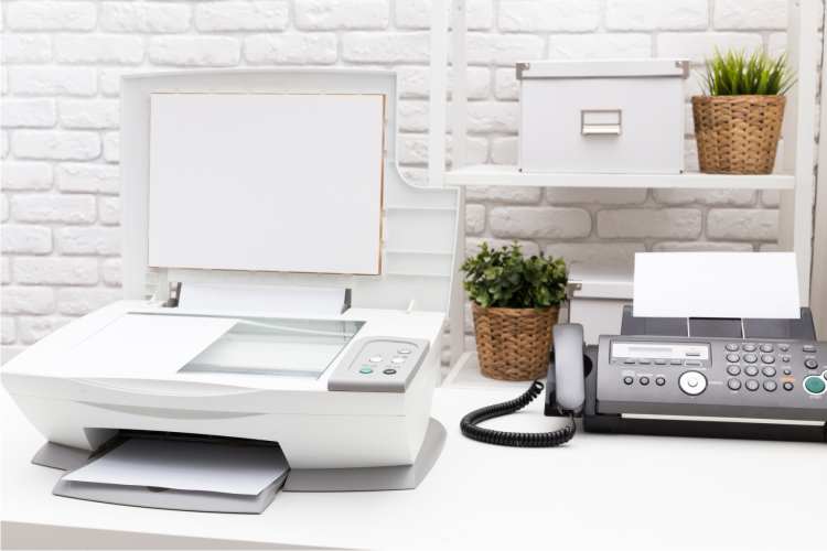 drukarka, faks, telefon, biurko, ściana z białą cegłą