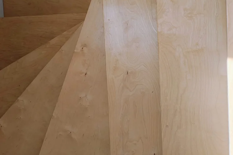Drewniane schody wymagające impregnacji i pielęgnacji