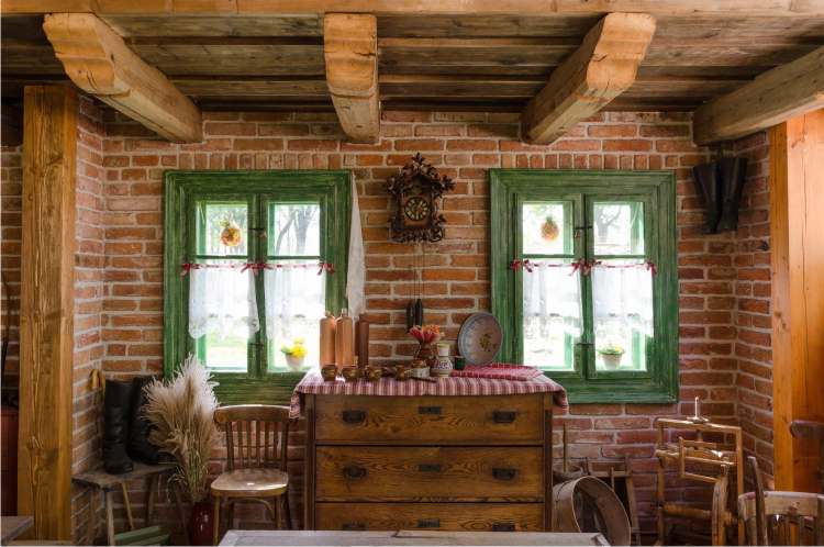 wnętrze z cegłą, zielone okna, drewniany strop