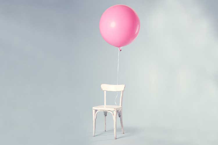 krzesło z przywiązanym różowym balonikiem
