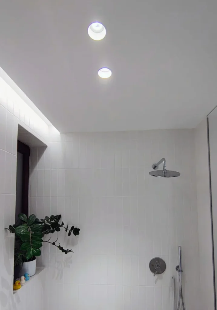 Lampa sufitowa IP44 nad prysznicem — strefa 1 w łazience