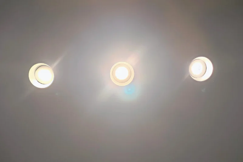 reflektorki, downlighty. Główne oświetlenie w łazience