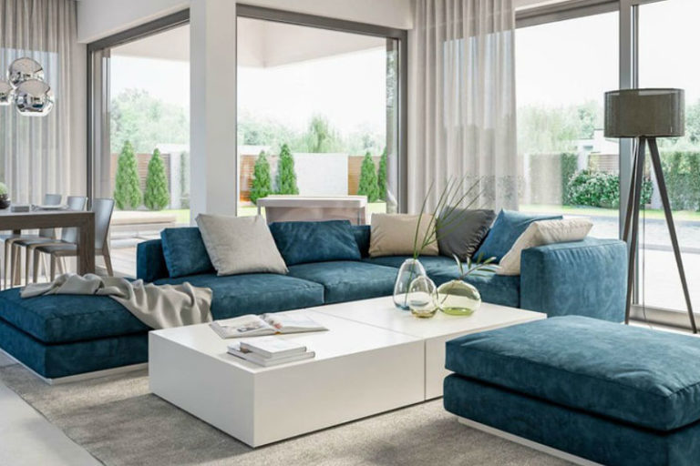 salon z niebieską sofą i białym stolikiem