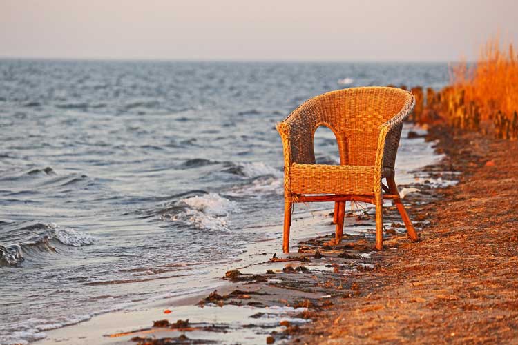 rattanowy fotel nad morzem