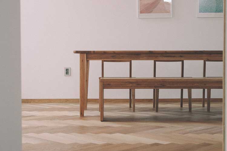 minimalistyczny stół i krzesła z drewna
