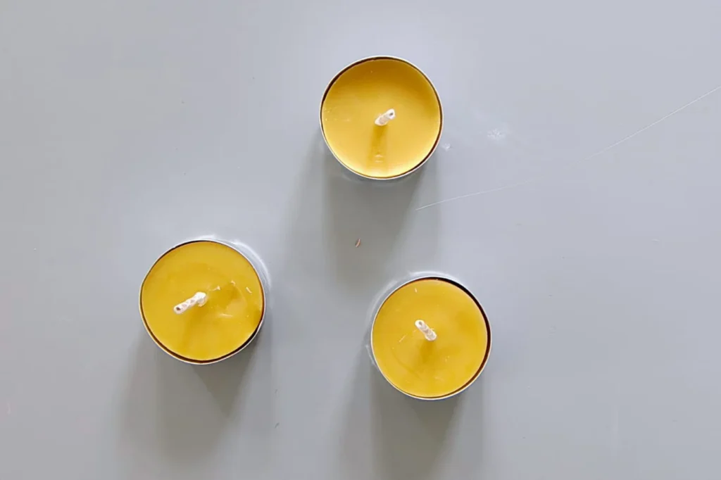 Świece tealight z wosku pszczelego jako naturalne uzupełnienie aromaterapii w domu