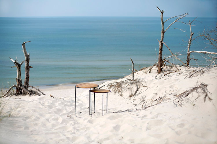 designerskie stoliki umieszczone na piaszczystej plaży.