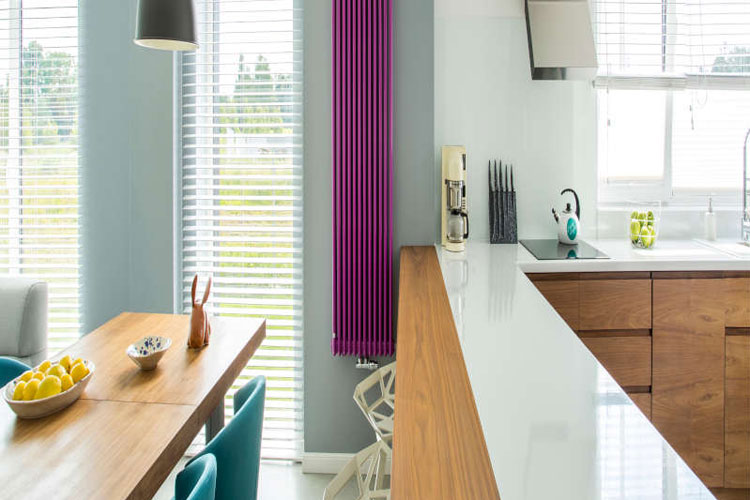 purpurowy grzejnik dekoracyjny na kuchennej ścianie