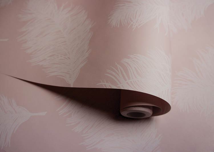 różowa tapeta ścienna w białe piórka 90860 