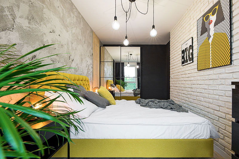 żółte łóżko w sypialni w stylu lotf