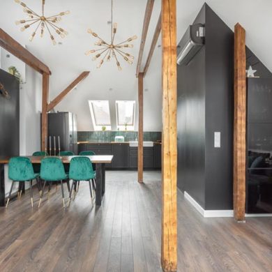 Czarno białe mieszkanie na poddaszu