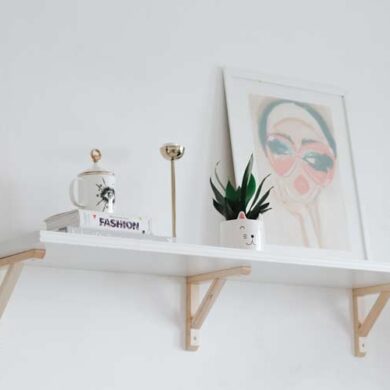 Białe wiszące półki to świetne rozwiązanie we wnętrzach.
