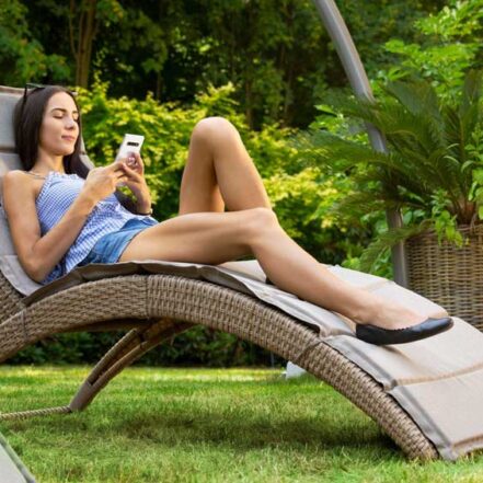 modelka leżąca na leżaku ogrodowym Ciampino marki di volio