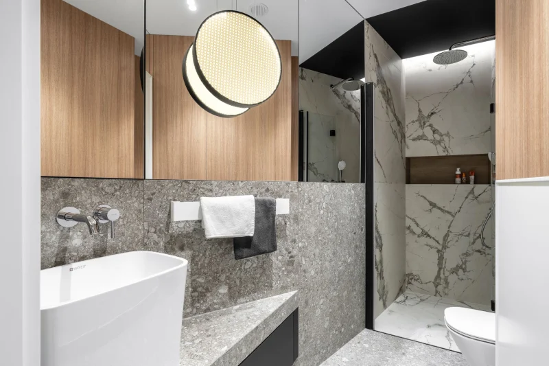 Funkcjonalna łazienka w kamienicy