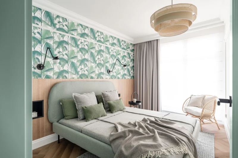 Sypialnia z tapetą na ścianie