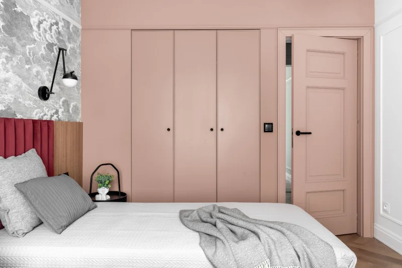 Sypialnią ze ścianą pudrowym różu