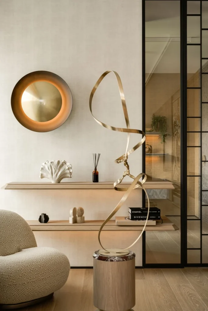 Nowoczesna rzeźba Krzysztofa Renesa w holu apartamentu na Powiślu – projekt wnętrza modeko.studio.