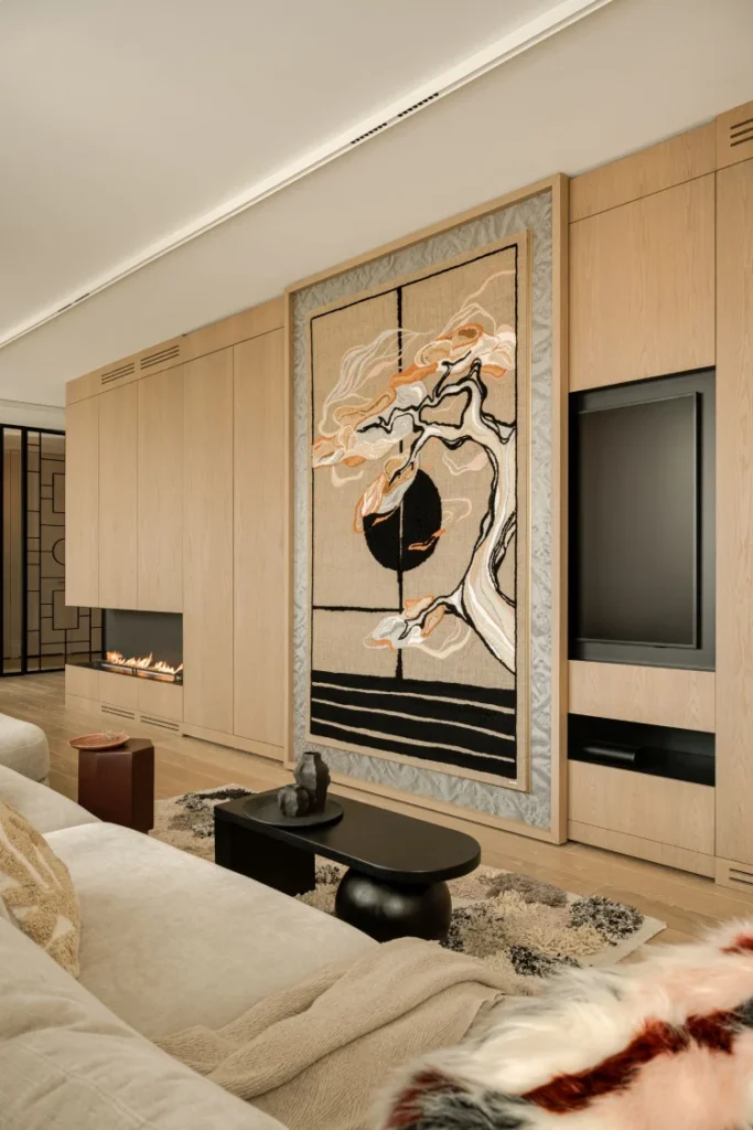 Jak ukryć telewizor w salonie: przesuwny panel z tkaniną artystyczną Sienny Palomy – projekt modeko.studio.