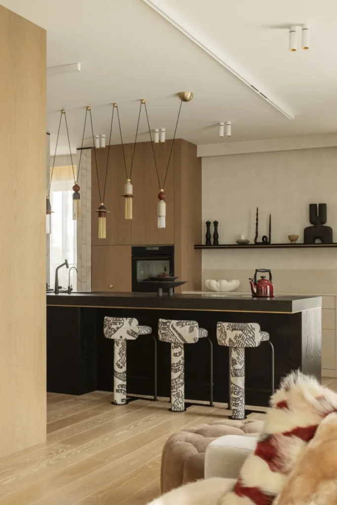 Designerskie hokery przy wyspie kuchennej z czarnego granitu Nero Zimbabwe – luksusowa kuchnia modeko.studio.