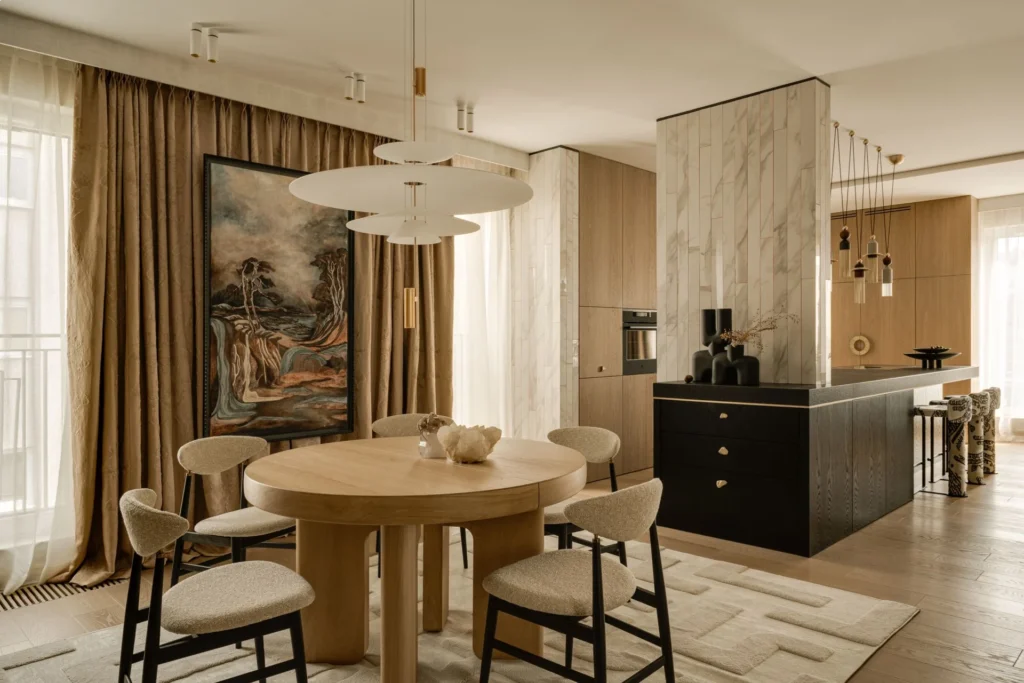 Designerski stół jadalniany Miloni i krzesła Gubi Gent w luksusowym apartamencie – projekt modeko.studio na Powiślu.