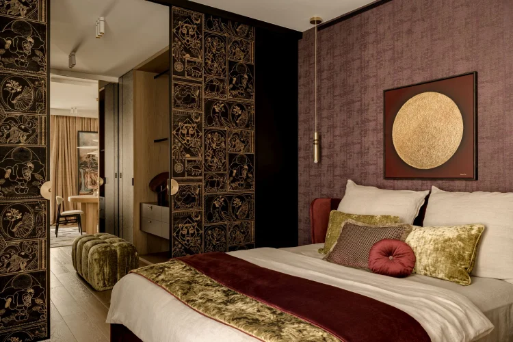 Luksusowa sypialnia z lnianą pościelą i konopną kołdrą – przytulne wnętrze w stylu quiet luxury od modeko.studio.