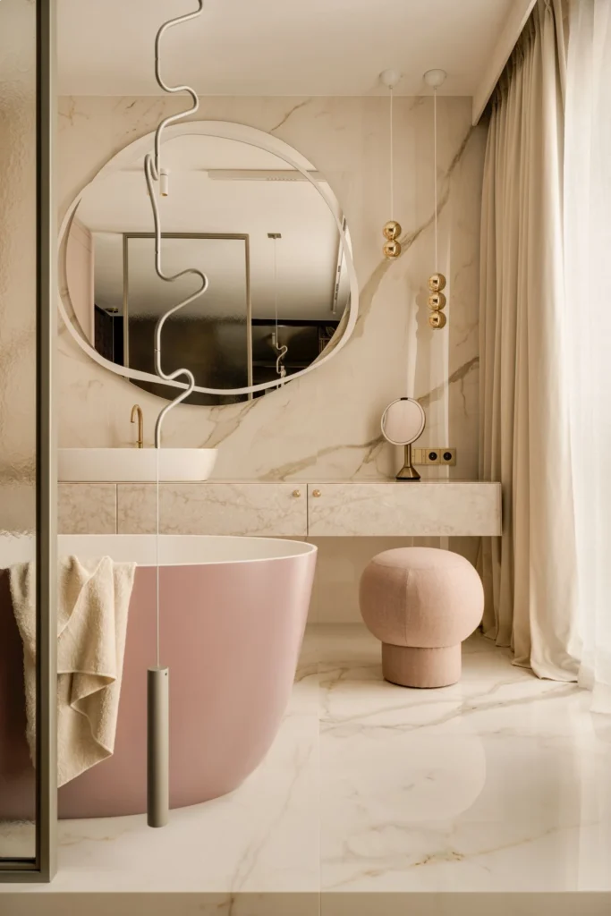 Luksusowa łazienka w odcieniu indyjskiego różu z różową wanną i złotą armaturą AXOR – projekt modeko.studio.
