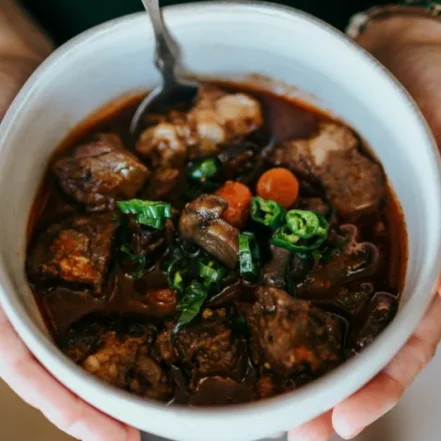 Zdrowa potrawa na obiad przygotowana w wolnowarze – oszczędne gotowanie w niskiej temperaturze.