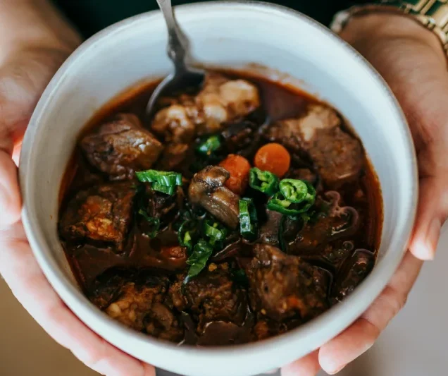 Zdrowa potrawa na obiad przygotowana w wolnowarze – oszczędne gotowanie w niskiej temperaturze.